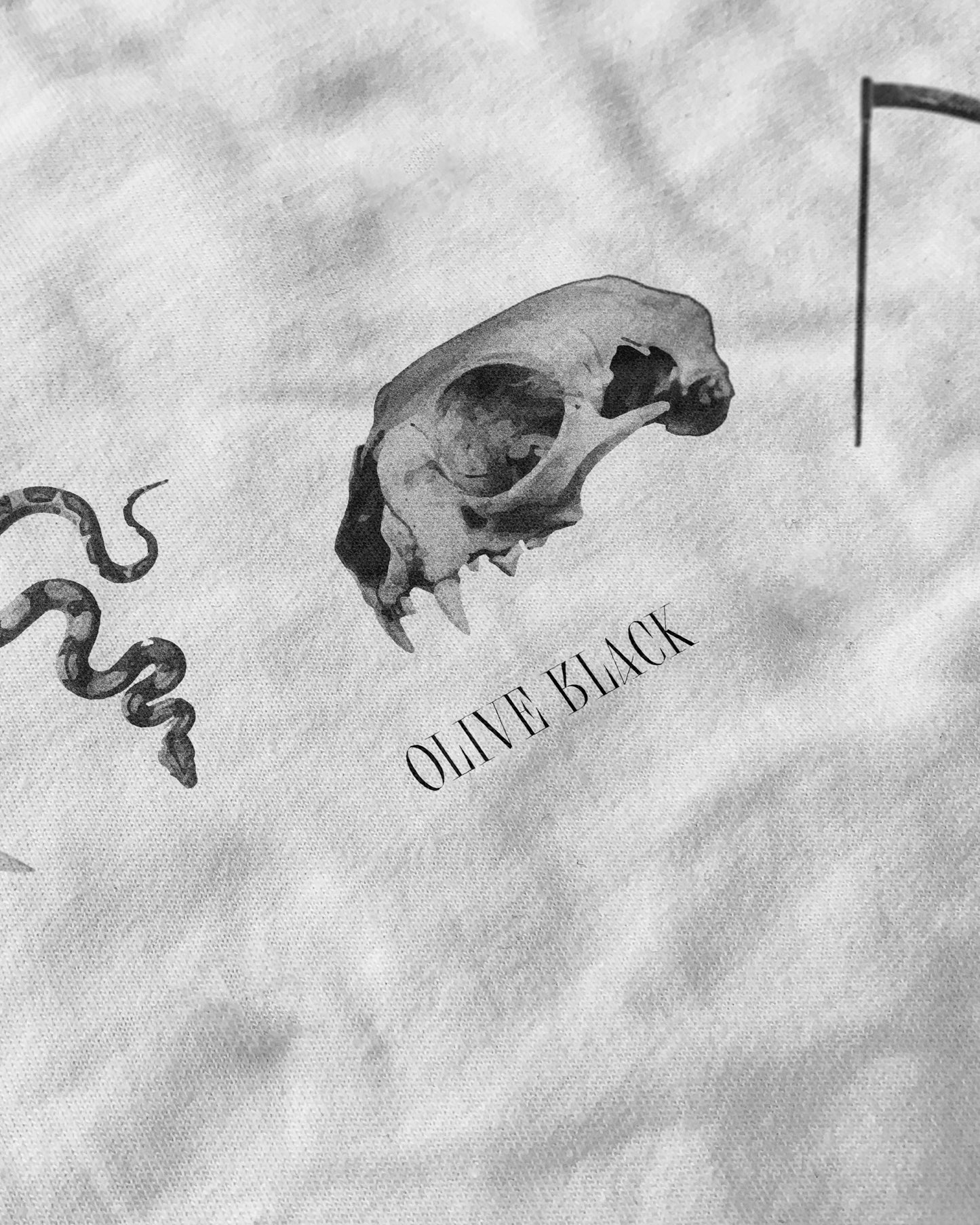 OLIVE BLACK KNIFE REGULAR TEE